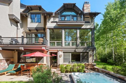 アスペンにあるTwo Creeks by Snowmass Vacationsのプール付きの家