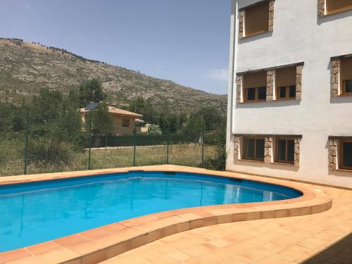 una piscina frente a un edificio en El Río, en Arroyo Frío
