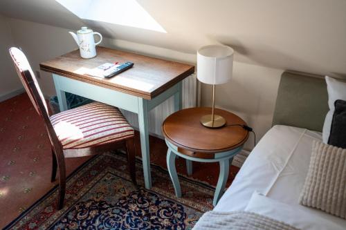 En eller flere senge i et værelse på Hotel Postgaarden