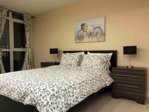Ένα ή περισσότερα κρεβάτια σε δωμάτιο στο Cozy Downtown 1BR Den Free Parking near CN Tower