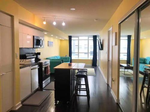 Η κουζίνα ή μικρή κουζίνα στο Cozy Downtown 1BR Den Free Parking near CN Tower
