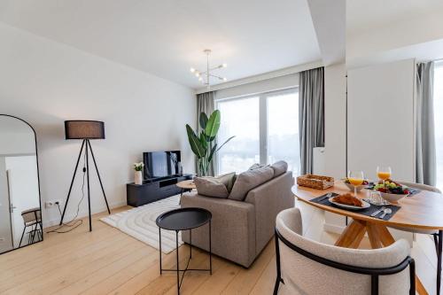 Χώρος καθιστικού στο Large studio apartment in a serviced building