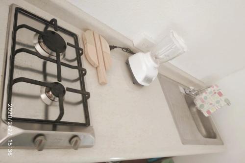 マサトランにあるDepa 22 Loft Acceso Directo en Torre Belénのカウンター上にコンロトップオーブン