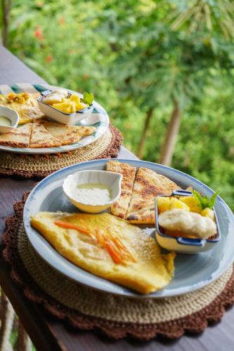 a table with two plates of food on it at Sol de Minca Eco Lodge in Minca