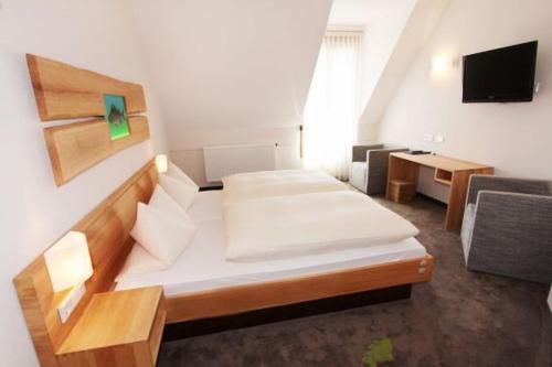 Ένα ή περισσότερα κρεβάτια σε δωμάτιο στο Karpfenhotel & Herrenhaus im Gasthaus Sindel-Buckel