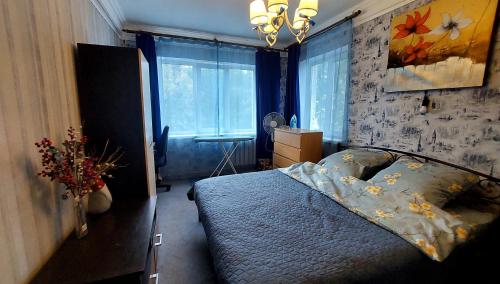 2 bedroom apartment metro Vasilkovskaya Институт Рака في كييف: غرفة نوم بسرير وجدار ورد