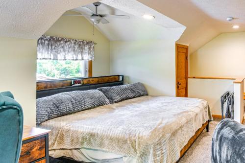 Katil atau katil-katil dalam bilik di 3 Mi to Seneca Lake Couples Apt with River Access