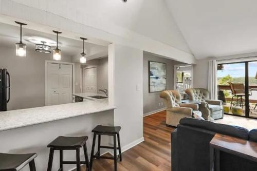 Posezení v ubytování Lakeview Penthouse Condo in Osage Beach Escape