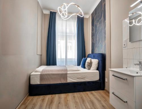 Giường trong phòng chung tại Nestroyplatz Rooms I Self Check In