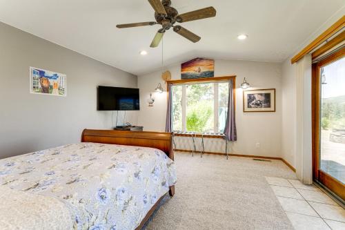 Μια τηλεόραση ή/και κέντρο ψυχαγωγίας στο Oregon Farmhouse Hideaway on 53 Acres