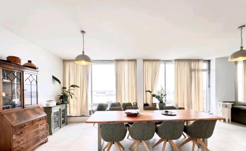 a dining room with a table and chairs at Penthouse Düsseldorf Neuss in Neuss