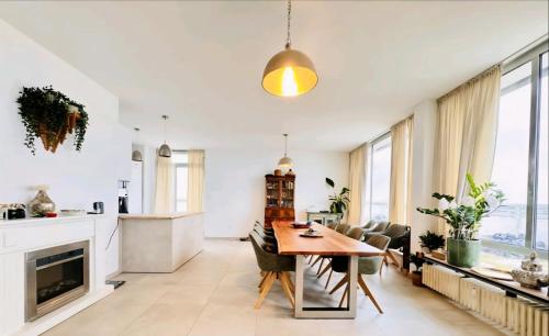 a kitchen and living room with a table and chairs at Penthouse Düsseldorf Neuss in Neuss