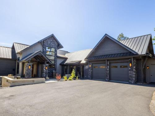 a house with a garage and a driveway at Suncadia 5 Bdrm Home Wellness Retreat in Nelson Preserve in Cle Elum