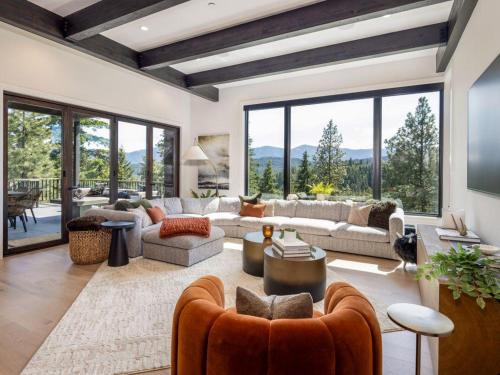 a living room filled with furniture and a large window at Suncadia 5 Bdrm Home Wellness Retreat in Nelson Preserve in Cle Elum