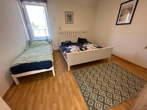 a small bedroom with a bed and a window at Privatzimmer Mama in Tresdorf