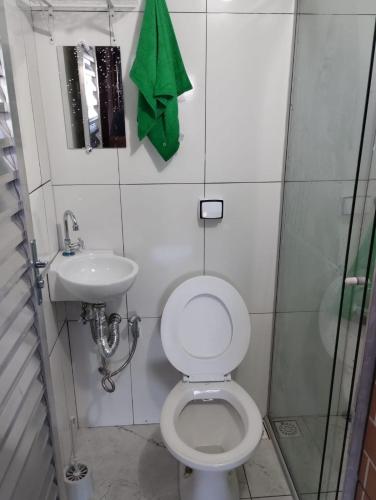 a small bathroom with a toilet and a sink at Individual cama in Ouro Preto