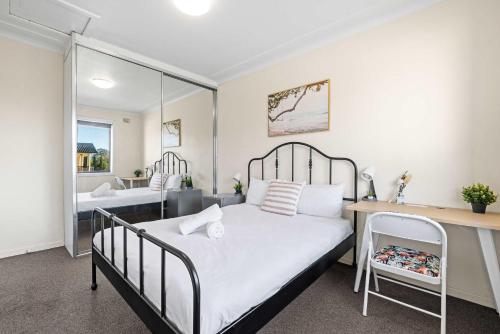 Ένα ή περισσότερα κρεβάτια σε δωμάτιο στο Queen Room in Auburn - Central Stay with Convenience - Shared Bathroom