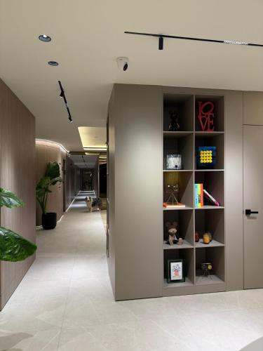 a hallway with a wall of shelves in a room at La Residence Panamá in Panama City