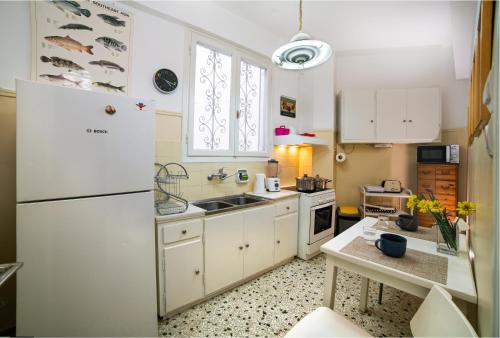 Comfy Apartment In Exarchia Vibrant Neighborhood