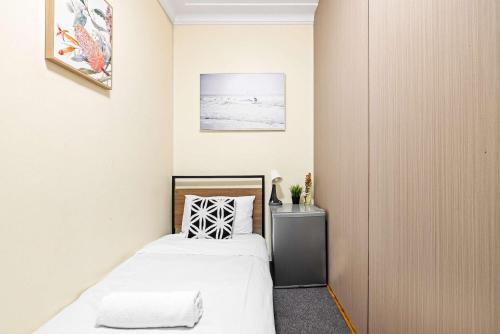 Postel nebo postele na pokoji v ubytování Well-Located Single Room in Auburn - Near Station and Shops - Shared Bathroom