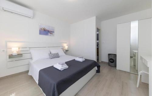 Ένα ή περισσότερα κρεβάτια σε δωμάτιο στο 3 Bedroom Nice Home In Nin