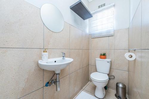 Ένα μπάνιο στο Otis Guest House