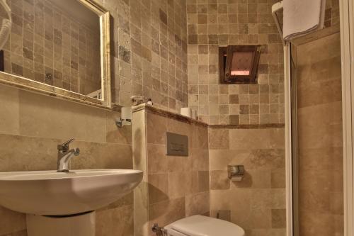 Bagno di Center Cave House