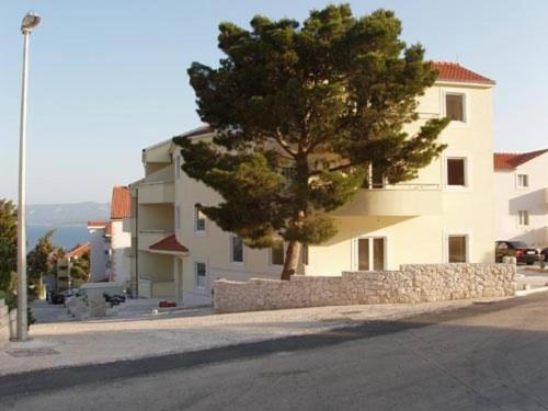 Apartments with parking space Bol - Brac - 23375