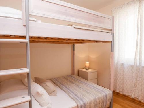Apartments with parking space Bol - Brac - 23375