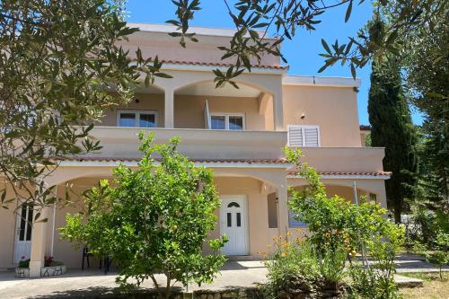 Apartments with parking space Lopar, Rab - 24597