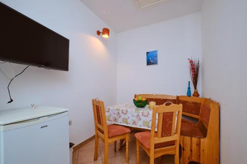 Apartments with parking spaces Losinj, Losinj - 24690