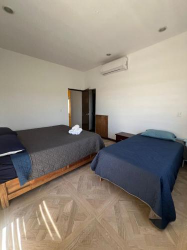 Postel nebo postele na pokoji v ubytování Lucardo 5 ESTRELAS PARA VIVIR LA PAZ