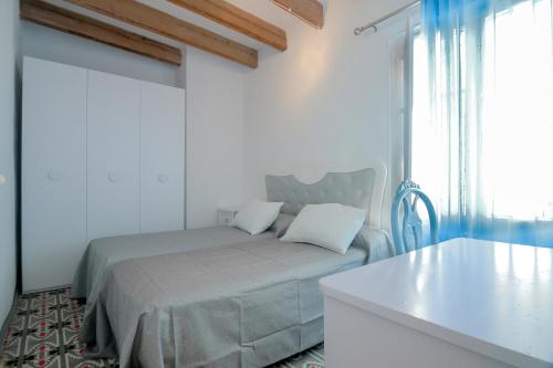 ペニスコラにあるApartmento Chicの白いベッドルーム(ベッド1台、大きな窓付)