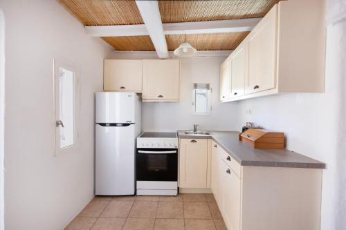 Η κουζίνα ή μικρή κουζίνα στο Acres Sunset Residence