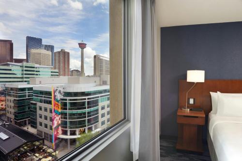 Postel nebo postele na pokoji v ubytování Fairfield Inn & Suites by Marriott Calgary Downtown