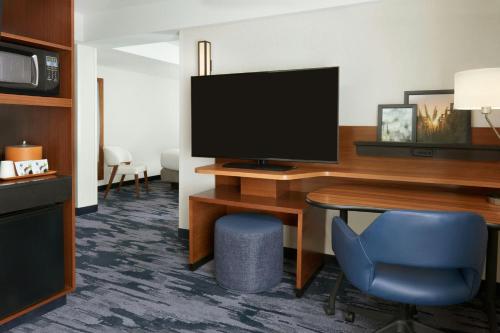 TV a/nebo společenská místnost v ubytování Fairfield Inn & Suites by Marriott Calgary Downtown