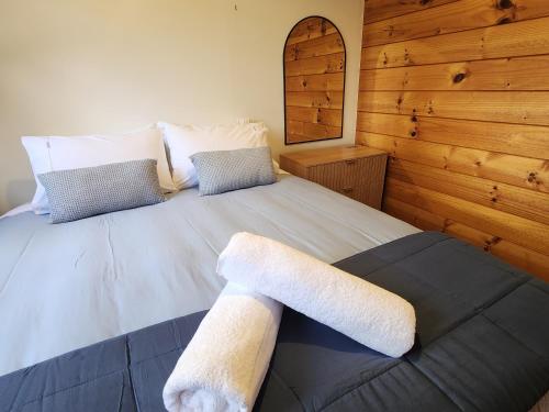 Ένα ή περισσότερα κρεβάτια σε δωμάτιο στο Te Mata Peak Retreat