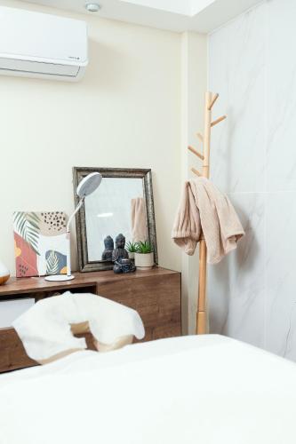 a bedroom with a bed and a mirror on a table at Hotel Las Marías in Taxisco