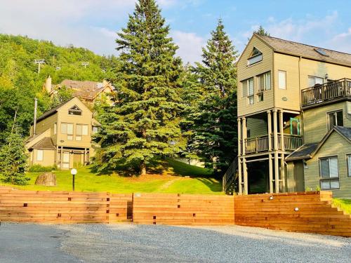 a wooden fence in front of a house at Le Tiny loft ski in ski out in Mont-Tremblant