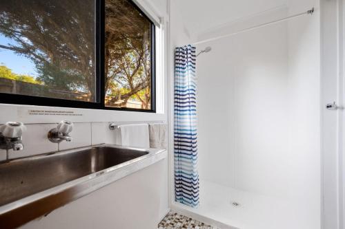 Bilik mandi di Iconic Beach House on Bruce Inverloch