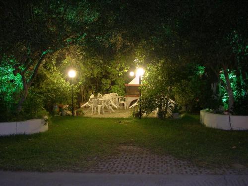 Κήπος έξω από το Polymnia Apartments