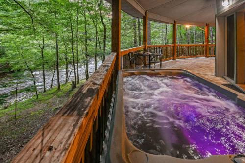 un jacuzzi en la terraza de una casa en Dream Catcher home, en Townsend