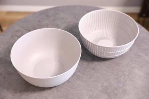 two white bowls sitting on top of a table at シティラデファンス - 2025年6月室内リニューアル in Sapporo