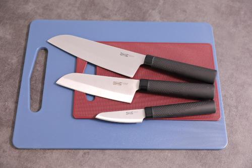 three knives sitting on top of a blue cutting board at シティラデファンス - 2025年6月室内リニューアル in Sapporo