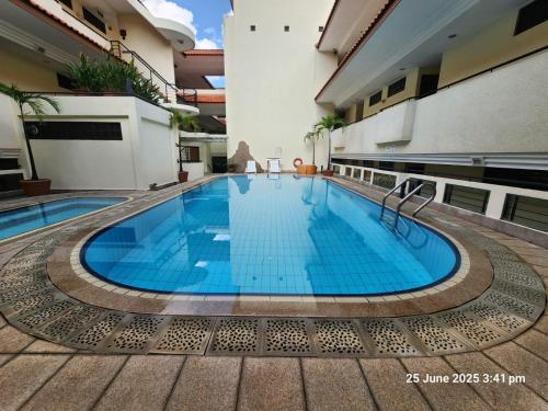 Bazén v ubytování Alocassia Serviced Apartments nebo v jeho okolí