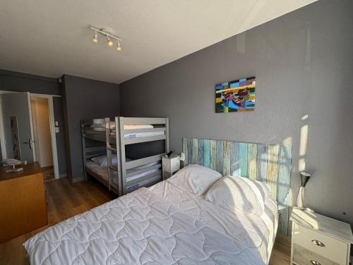 une chambre avec un lit et une télévision au mur dans l'établissement Bel appartement 2 chambres, pour 6 pers., face mer, à 50m de la plage - FR-1-323-297, à Saint-Jean-de-Monts