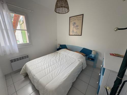 une petite chambre avec un lit et une fenêtre dans l'établissement Maison Confortable avec 2 Piscines, Proche Plage, Forêt et Pistes Cyclables à Saint-Jean-de-Monts - FR-1-323-484, à Saint-Jean-de-Monts