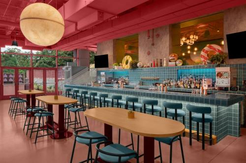 Ο χώρος του lounge ή του μπαρ στο Downright Austin, A Renaissance Hotel