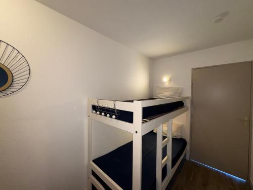 Une petite chambre avec une étagère blanche dans le coin dans l'établissement Appartement T2 avec balcon, piscine et parking à Saint-Jean-de-Monts - FR-1-323-568, à Saint-Jean-de-Monts