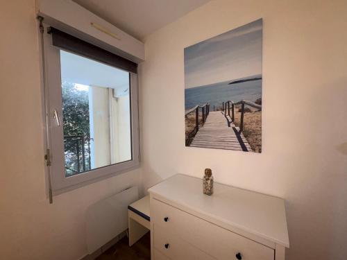 Cette chambre dispose d'une fenêtre et d'une photo de promenade. dans l'établissement Appartement T2 avec balcon, piscine et parking à Saint-Jean-de-Monts - FR-1-323-568, à Saint-Jean-de-Monts